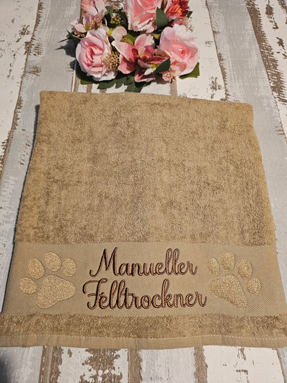 Handtuch bestickt mit der Aufschrift "Manueller Felltrockner" für Haustiere. Bestickt von der Pfötchenboutique