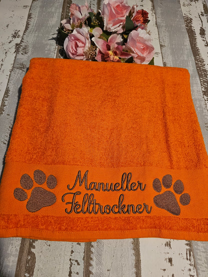 Handtuch bestickt mit der Aufschrift "Manueller Felltrockner" für Haustiere. Bestickt von der Pfötchenboutique