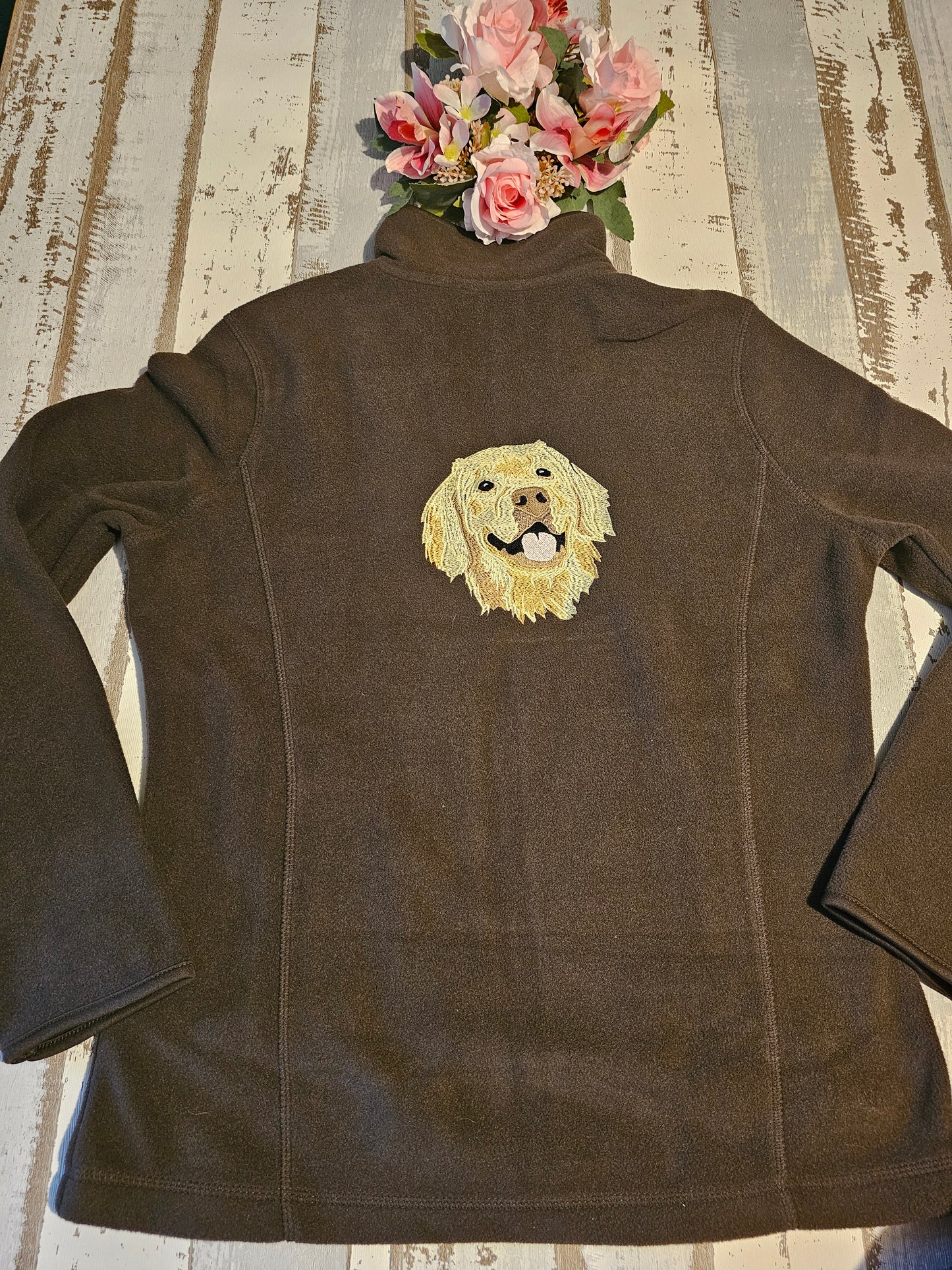 Bestickte Fleecejacke mit Hundelogo auf dem Rücken von der Pfötchenboutique