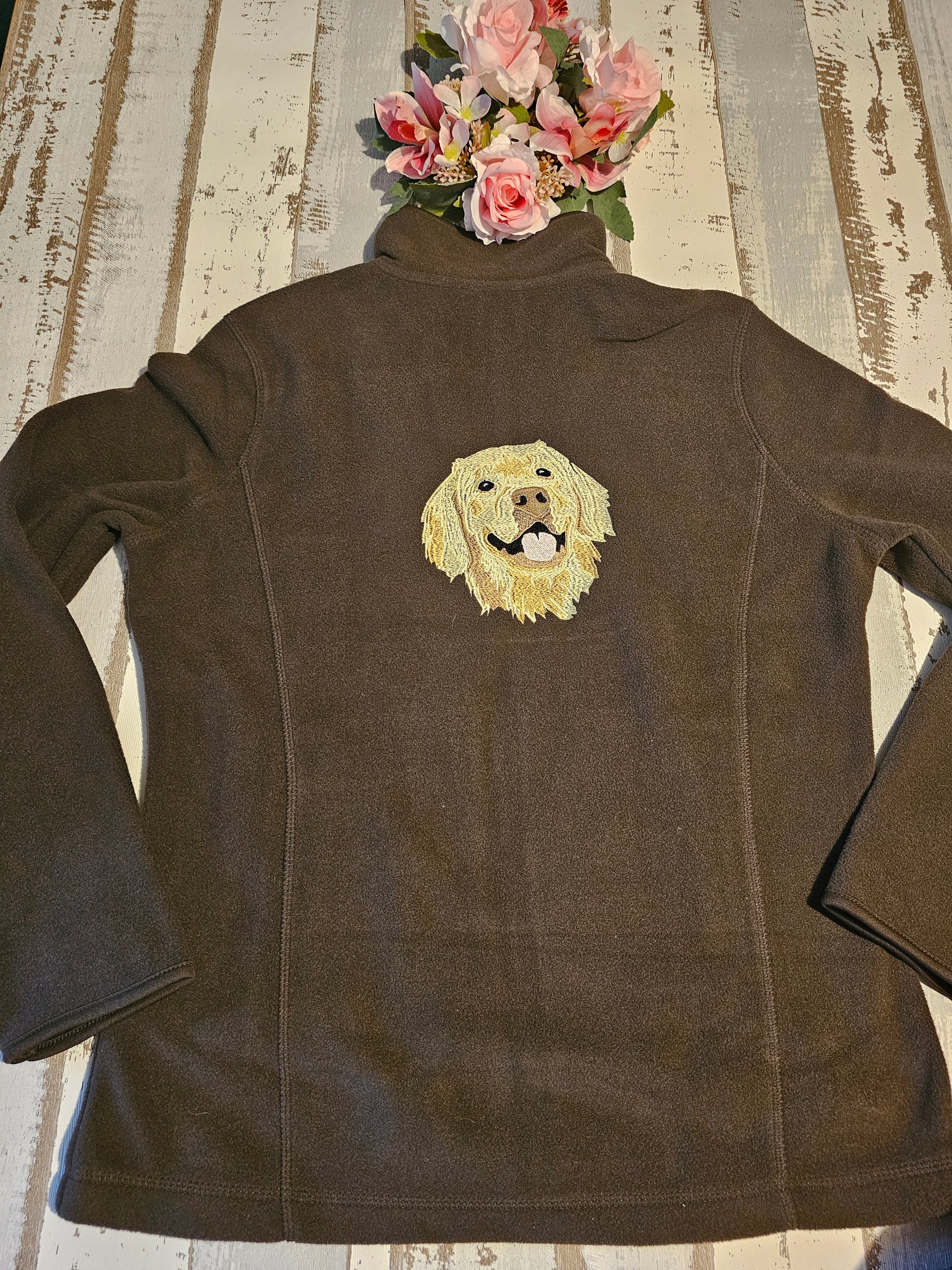 Bestickte Fleecejacke mit Hundelogo auf dem Rücken von der Pfötchenboutique