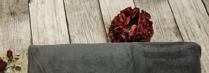 Graue Decke bestickt für Sofa mit Wunschtext