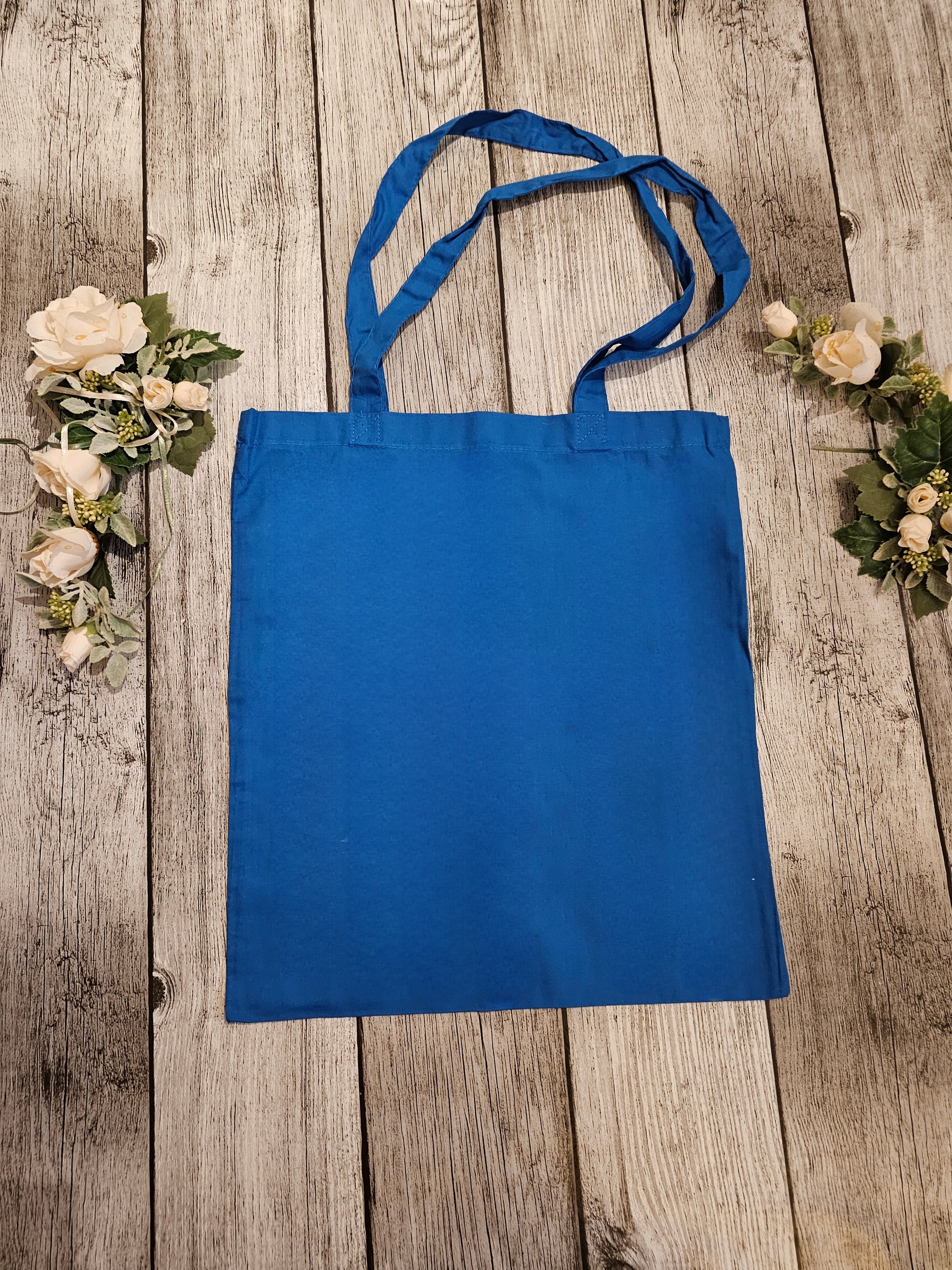 Einkaufstasche personalisiert mit Hunderasse Wunschmotiv und Wunschtext individualisiert durch die Pfötchenboutique hier in Blau