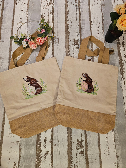 Bestickte Tüte mit einem Hasen auf weißem Ei als Unikat und Geschenkidee zu Ostern  von der Pfötchenboutique and Handmade
